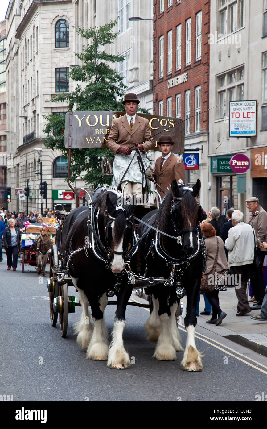 Cavallo tradizionali & Cart, La perlacea re e regine di Harvest Festival Parade, Londra, Inghilterra Foto Stock