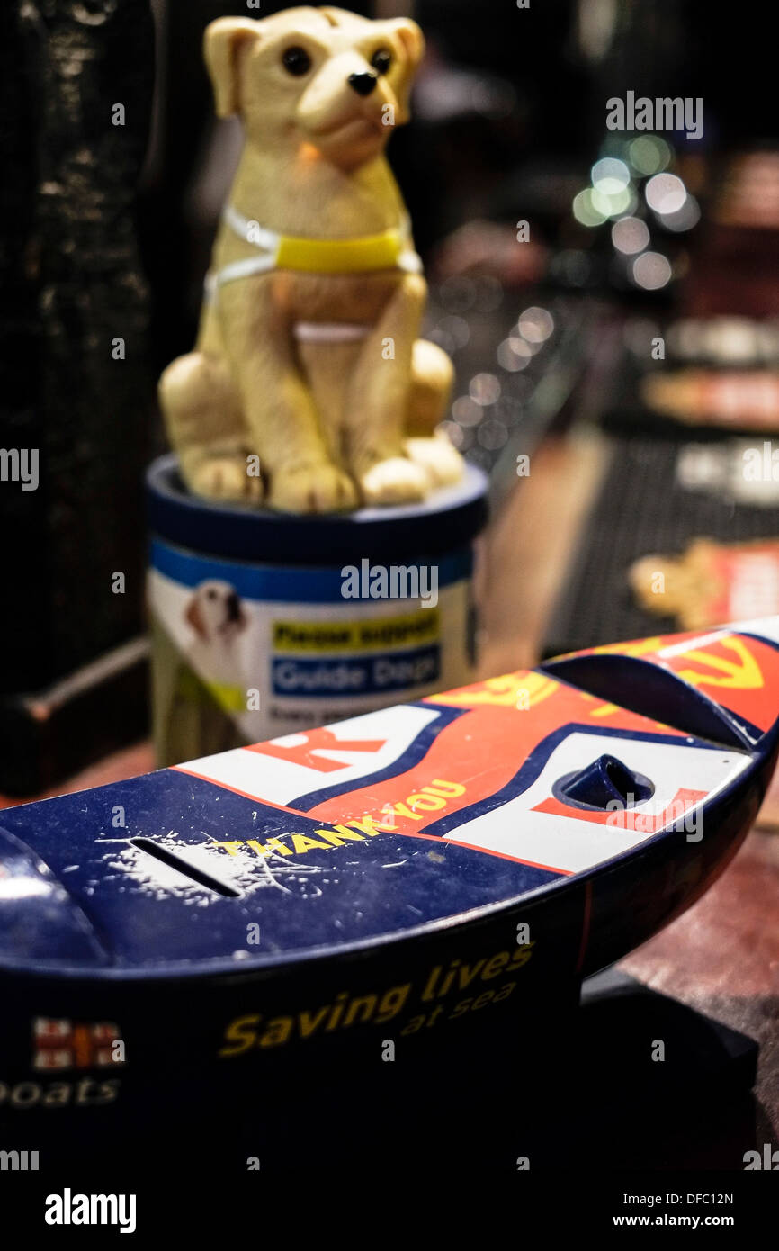 La carità le scatole di raccolta. Foto Stock