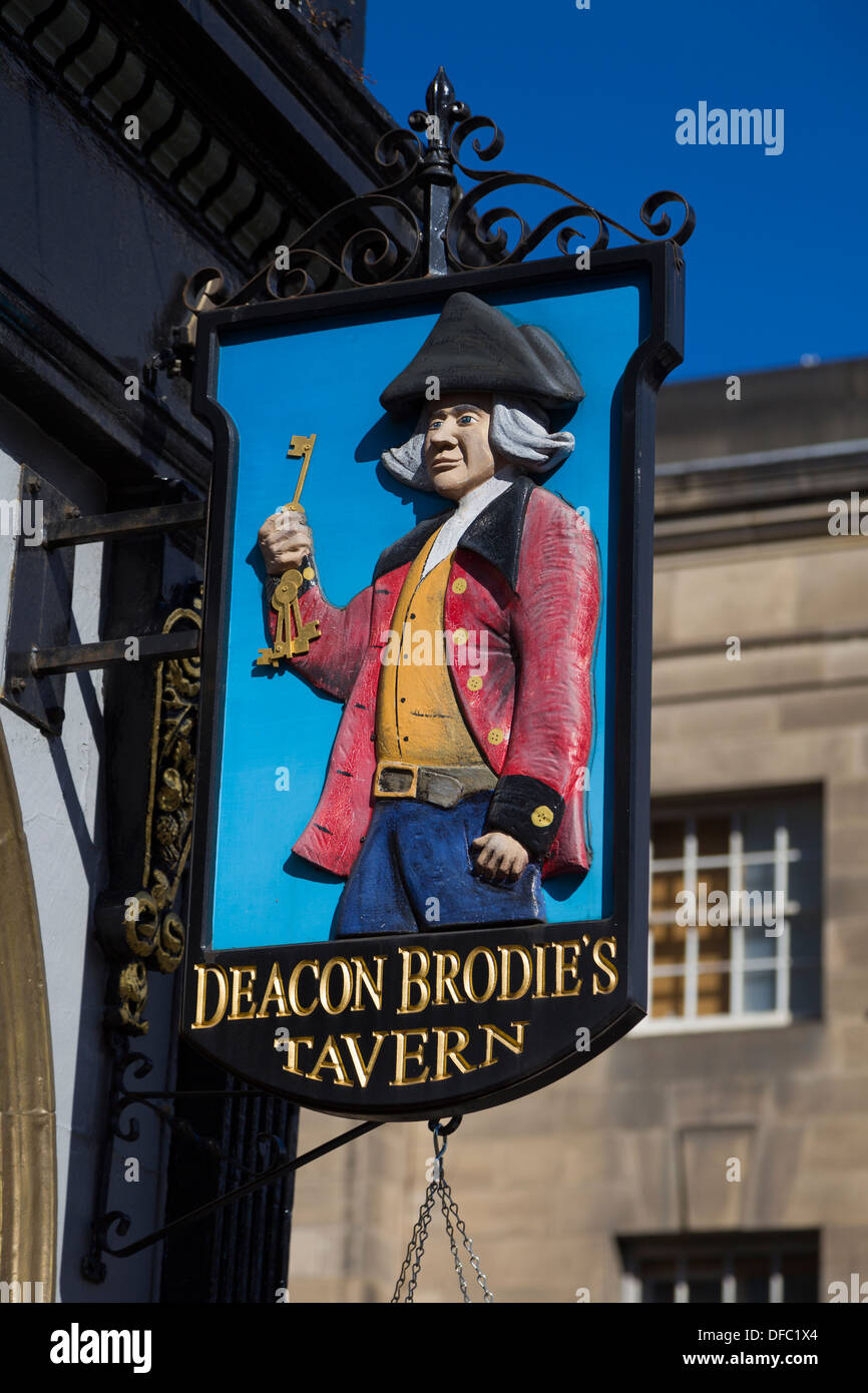Il diacono Brodie's Tavern, Royal Mile di Edimburgo, Scozia; William Brodie, famosa 18thC ladro e scassinatore, infine impiccato Foto Stock