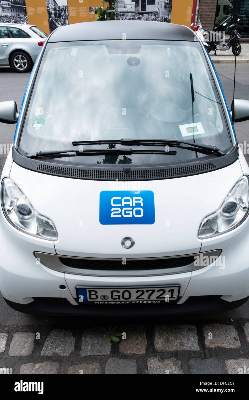 Car2Go car sharing SMART auto parcheggiate sulla strada di Berlino Germania Foto Stock