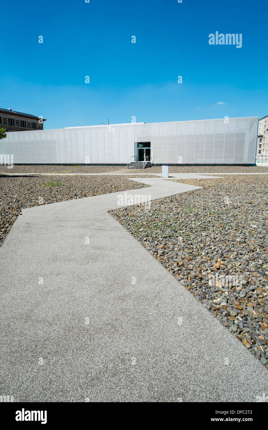 Vista esterna della topografia del terrore del centro visitatori presso il sito della ex sede della Gestapo a Berlino Germania Foto Stock