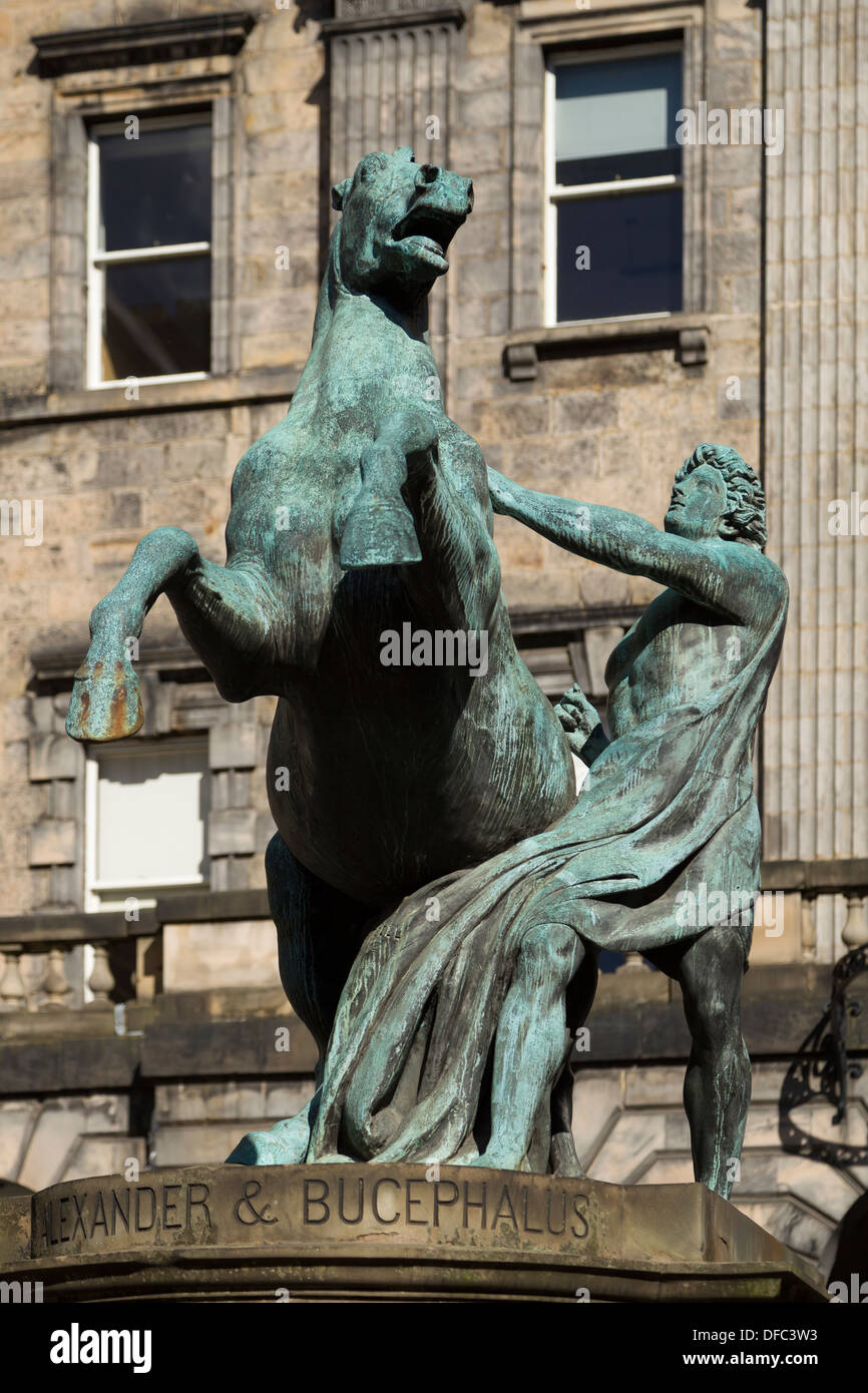"Alexander addomesticare Bucephalus' statua da 19thC scultore scozzese John Steell, a Edinburgh City Chambers, Edimburgo, Scozia Foto Stock