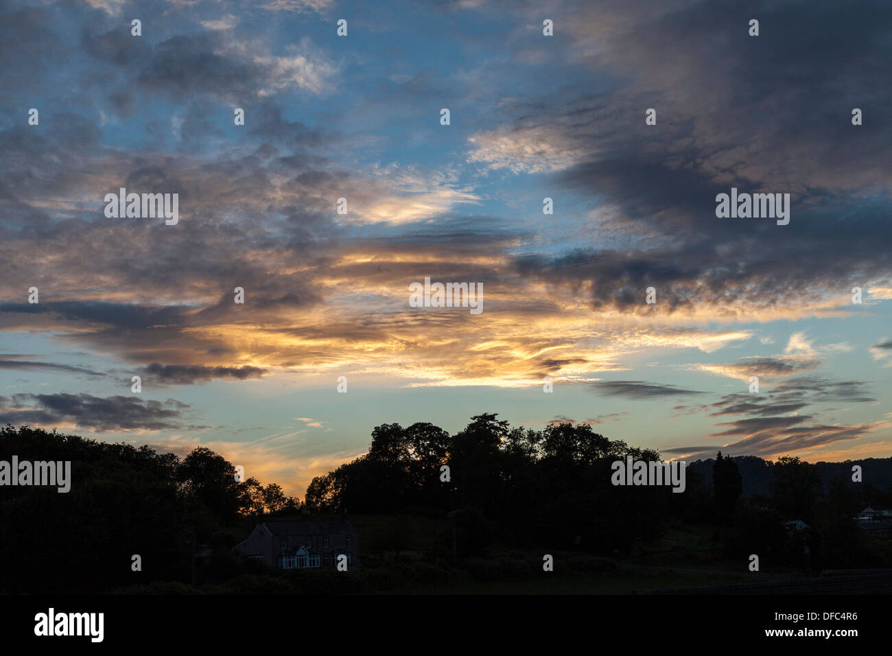 Cielo di sera con nuvole drammatico Regno Unito . Alberi stagliano contro sky. Regno Unito Foto Stock