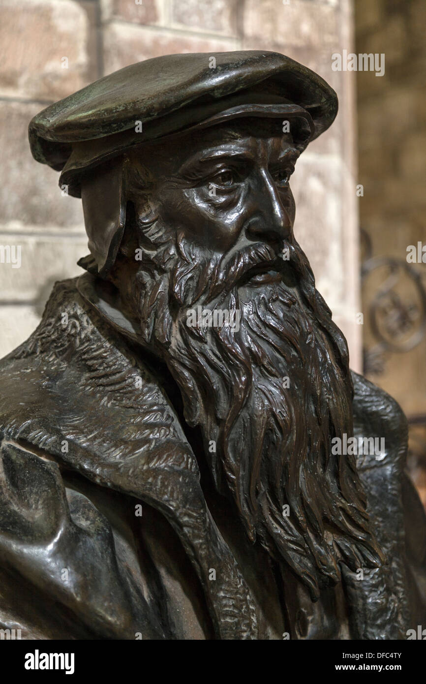 Statua di 16thC ecclesiastico scozzese, John Knox, (da James Pittendrigh Macgillivray, 1902), la Cattedrale di St Giles, Edimburgo, Scotlan Foto Stock