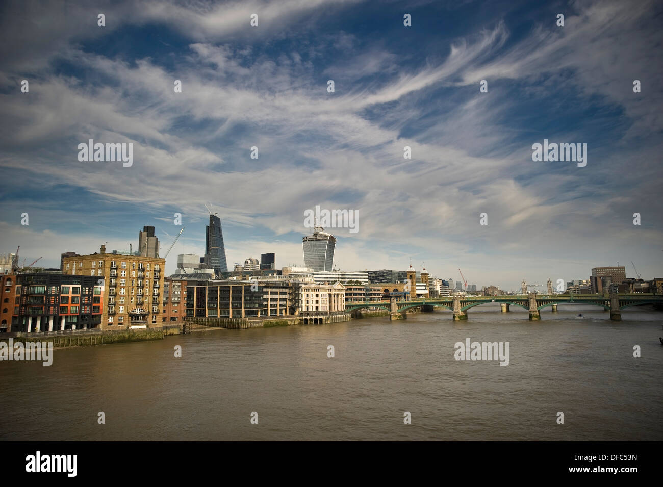 Vista lungo il fiume Tamigi dal Millennium Bridge, London, Regno Unito Foto Stock