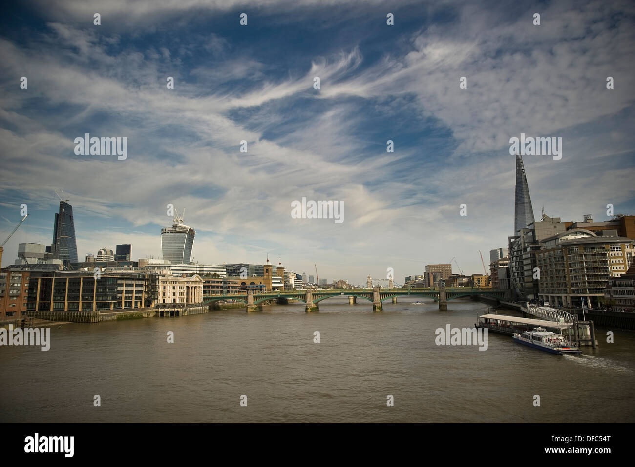 Vista lungo il fiume Tamigi dal Millennium Bridge, London, Regno Unito Foto Stock