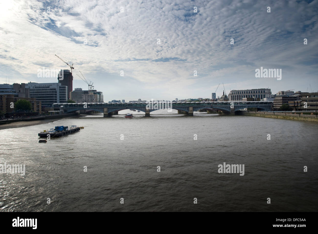 La nuova copertura per le piattaforme a Blackfriars Bridge stazione ferroviaria, la città di Londra, Regno Unito Foto Stock
