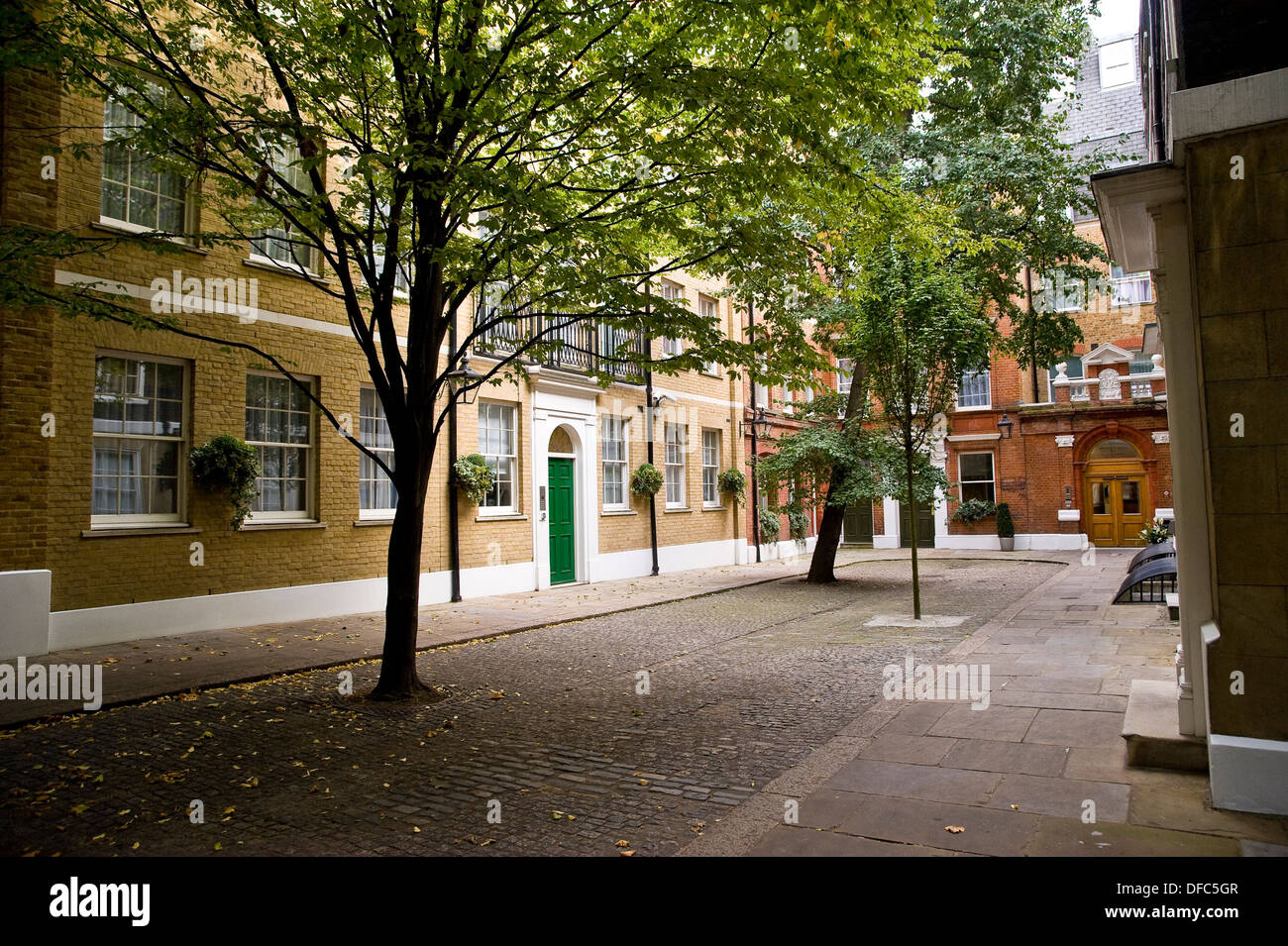 Il piccolo cortile del wardrobe Place off Carter Lane nella città di Londra, Regno Unito Foto Stock