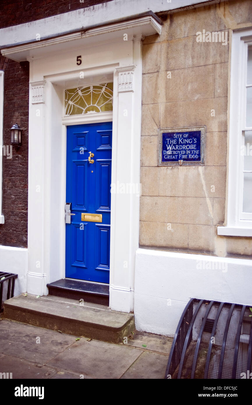 Il piccolo cortile del wardrobe Place off Carter Lane nella città di Londra, Regno Unito Foto Stock