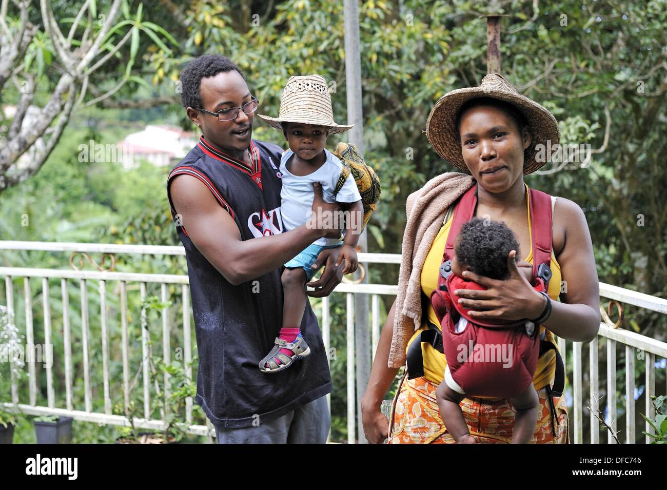 Gli abitanti di un villaggio di famiglia, Fonds-Saint-Denis, Martinica,  isola francese regione d'oltremare e il reparto delle Piccole Antille nel  Foto stock - Alamy