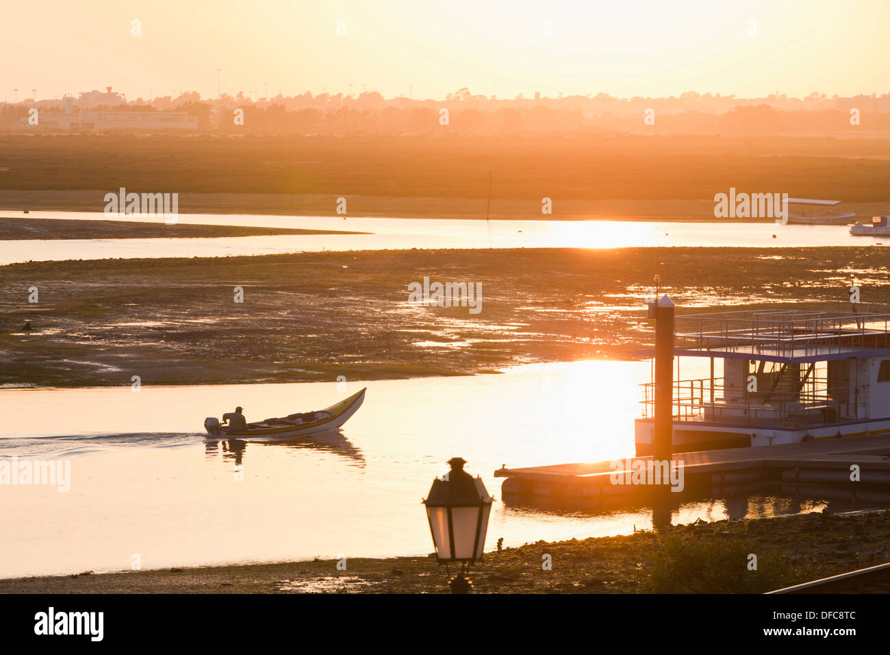 Il Portogallo, Faro, barca da pesca a Ria Formosa Foto Stock