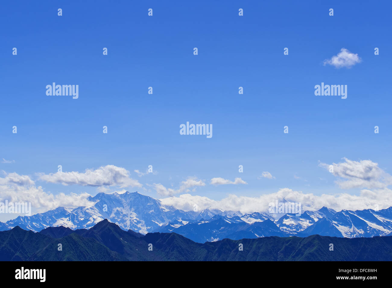 Blu cielo con alcune nuvole sulle montagne delle Alpi Italiane Foto Stock