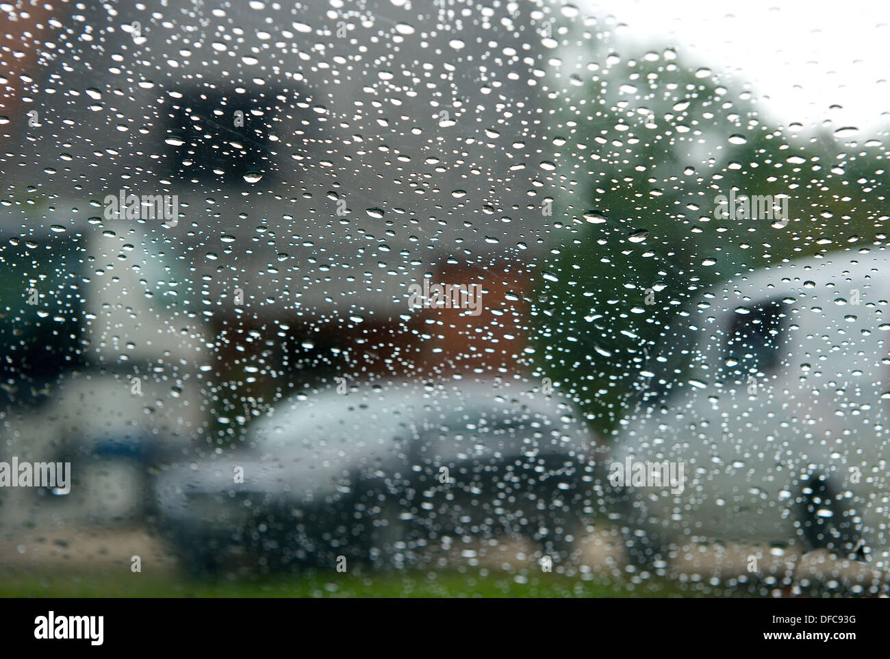 Acqua e gocce di pioggia sul vetro, vista astratta, gocce su un vetro con la sfocatura sullo sfondo Foto Stock