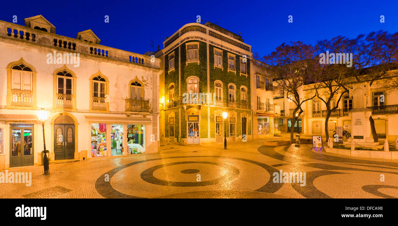 Il Portogallo, Lagos, vista di Luis de Camoes piazza di sera Foto Stock