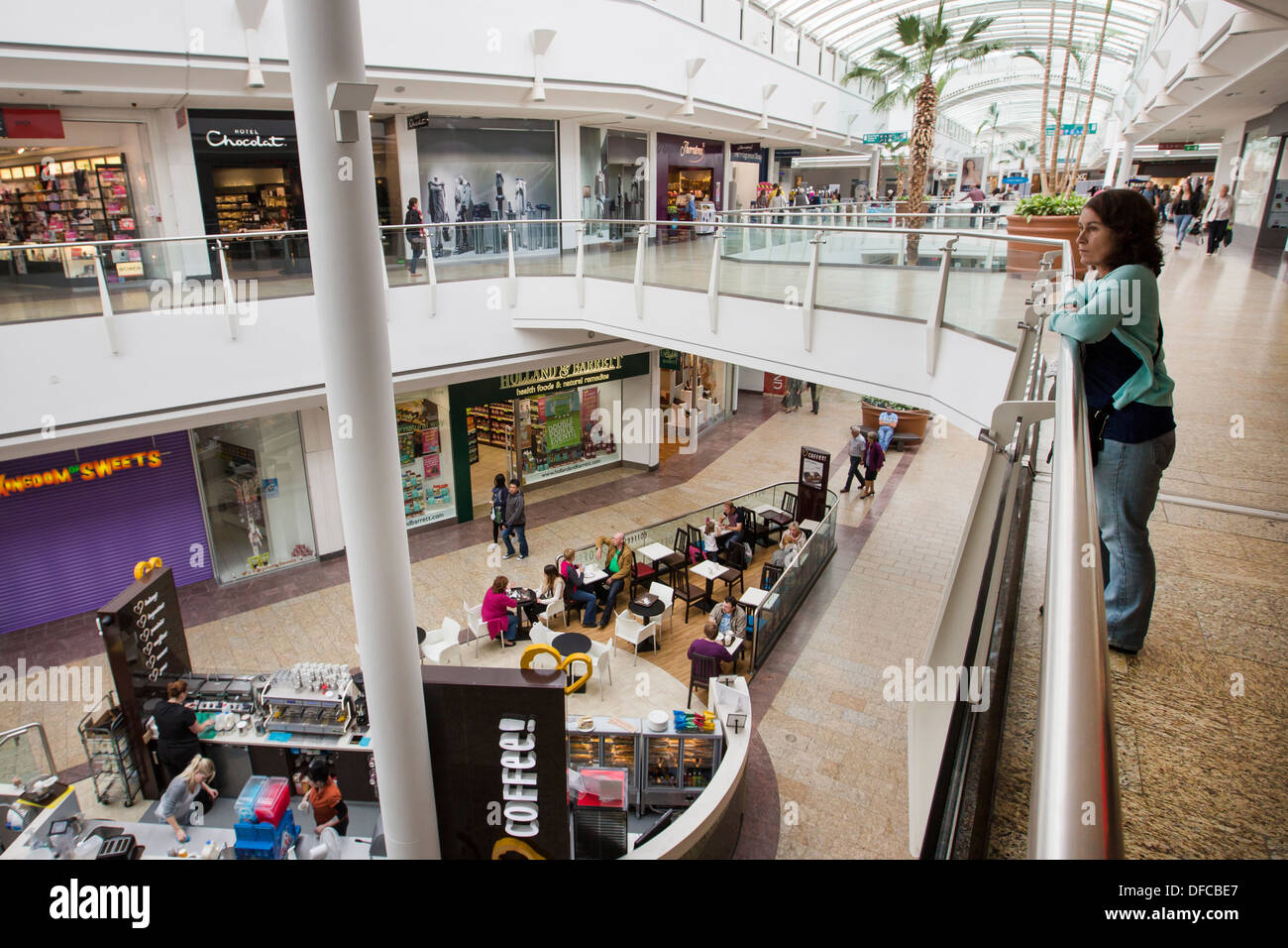 Bristol shopping mall in Regno Unito Inghilterra , Cribbs Causeway leisure retail centro commerciale chiamato The Mall. sud ovest Gloucestershire Foto Stock Bristol shopping mall in Regno Unito Inghilterra , Cribbs Causeway leisure retail centro commerciale chiamato The Mall. sud ovest Gloucestershire Foto Stock