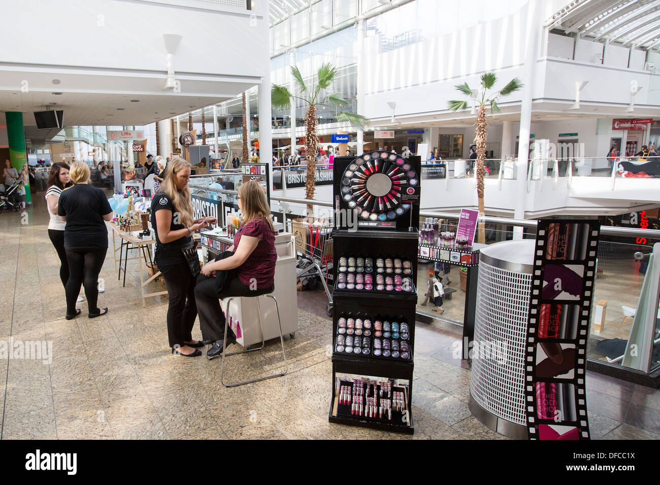 Bristol shopping mall in Regno Unito Inghilterra , Cribbs Causeway leisure retail centro commerciale chiamato The Mall. sud ovest Gloucestershire Foto Stock Bristol shopping mall in Regno Unito Inghilterra , Cribbs Causeway leisure retail centro commerciale chiamato The Mall. sud ovest Gloucestershire Foto Stock