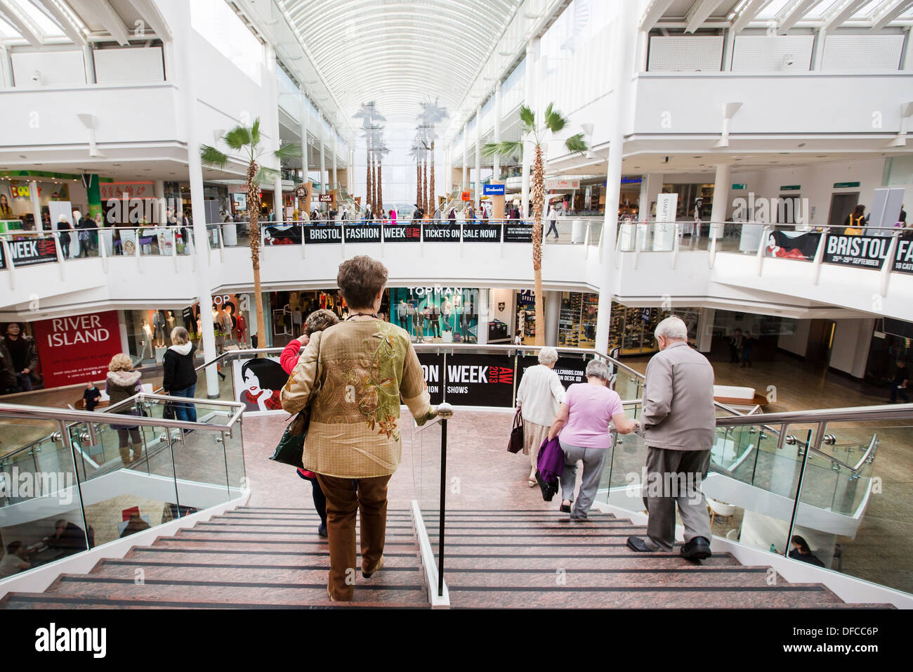Bristol shopping mall in Regno Unito Inghilterra , Cribbs Causeway leisure retail centro commerciale chiamato The Mall. sud ovest Gloucestershire Foto Stock Bristol shopping mall in Regno Unito Inghilterra , Cribbs Causeway leisure retail centro commerciale chiamato The Mall. sud ovest Gloucestershire Foto Stock