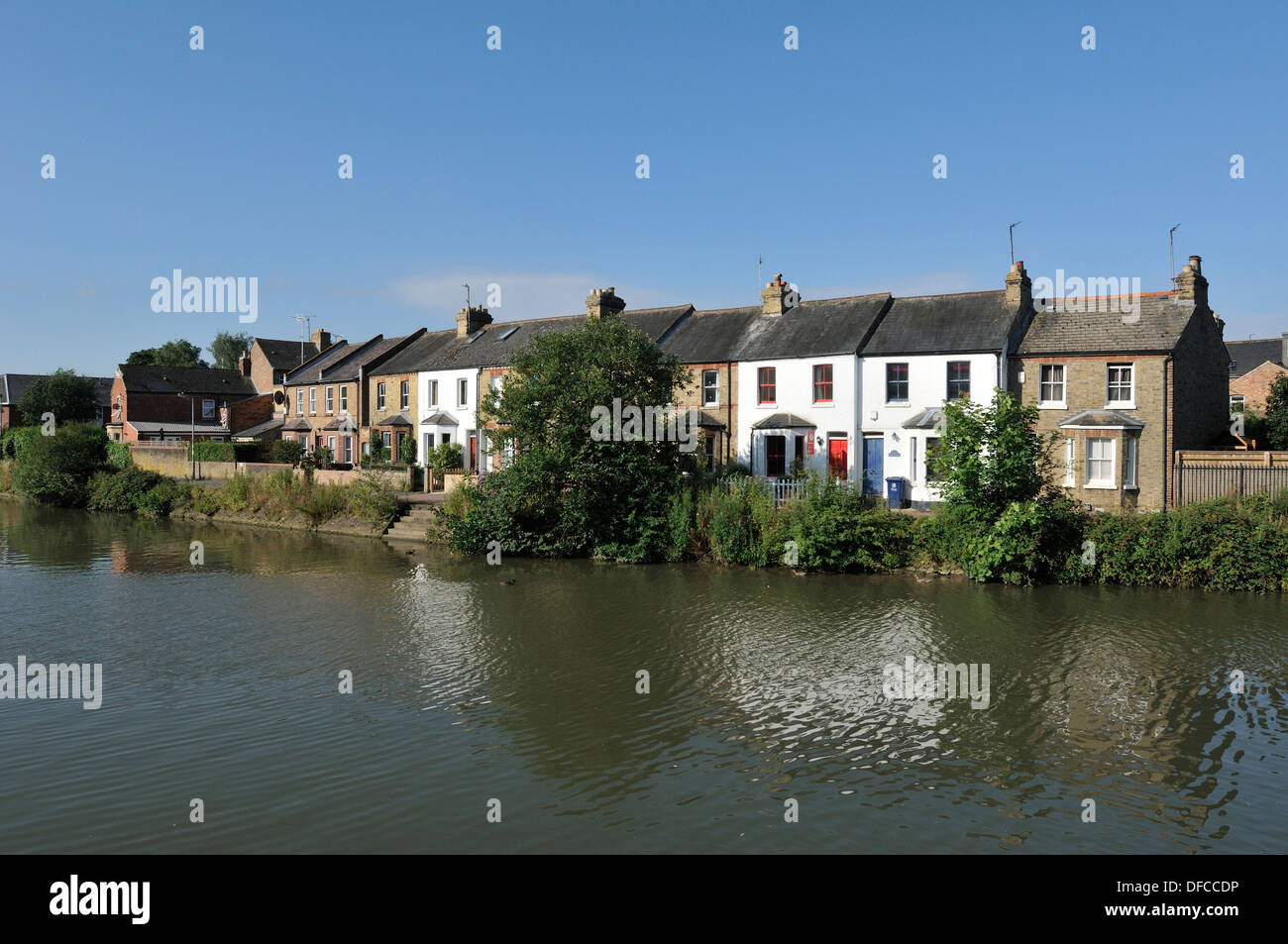 Waterfront case a schiera sul Fiume Tamigi nel centro di Oxord UK. Foto Stock