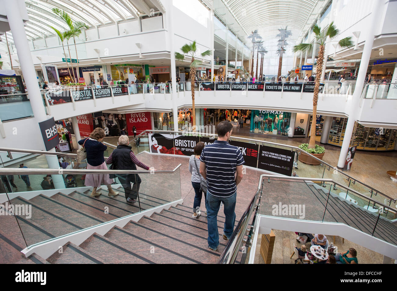 Bristol shopping mall in Regno Unito Inghilterra , Cribbs Causeway leisure retail centro commerciale chiamato The Mall. sud ovest Gloucestershire Foto Stock Bristol shopping mall in Regno Unito Inghilterra , Cribbs Causeway leisure retail centro commerciale chiamato The Mall. sud ovest Gloucestershire Foto Stock