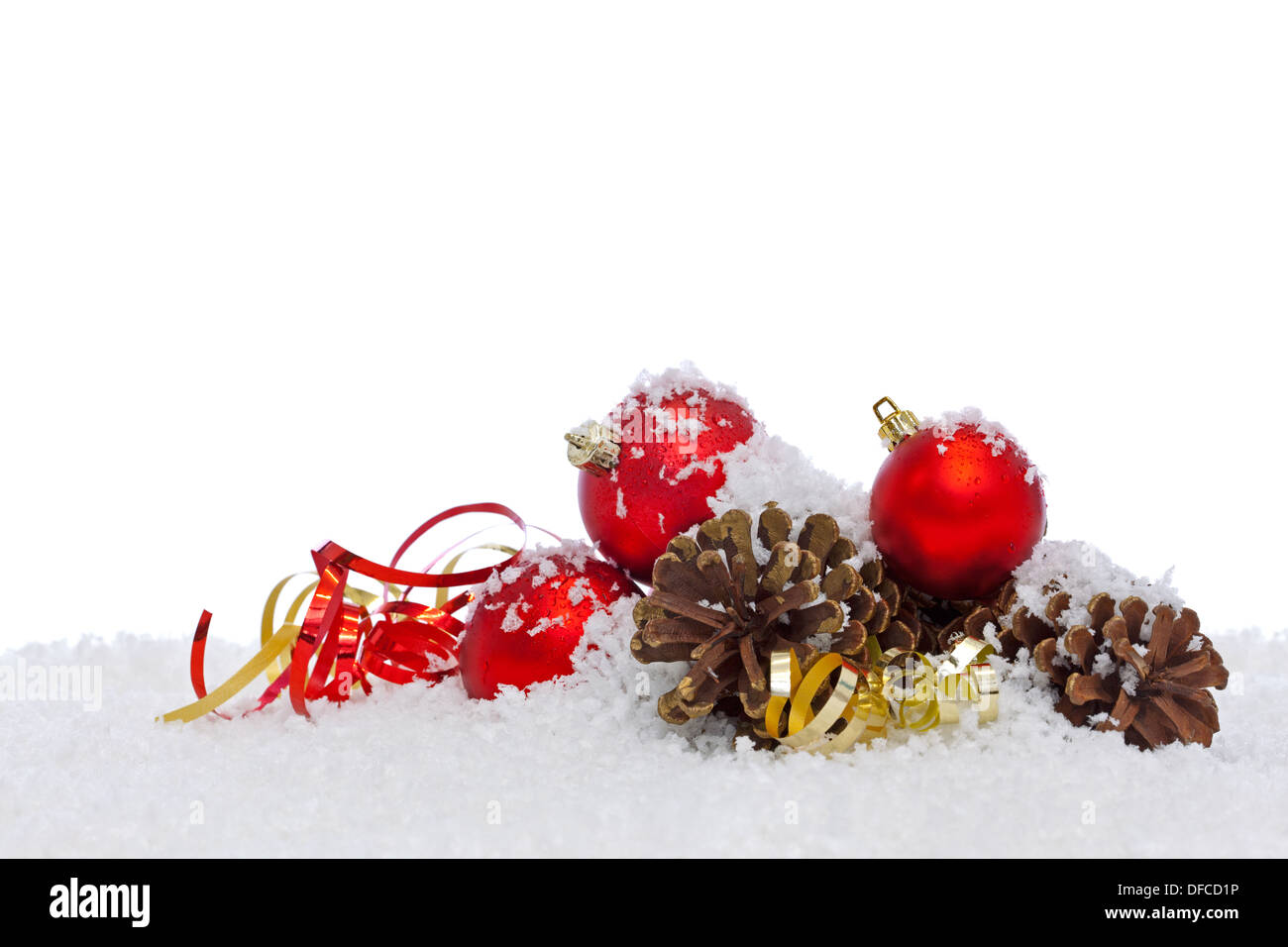 Le decorazioni di Natale sulla neve isolati contro uno sfondo bianco. Foto Stock