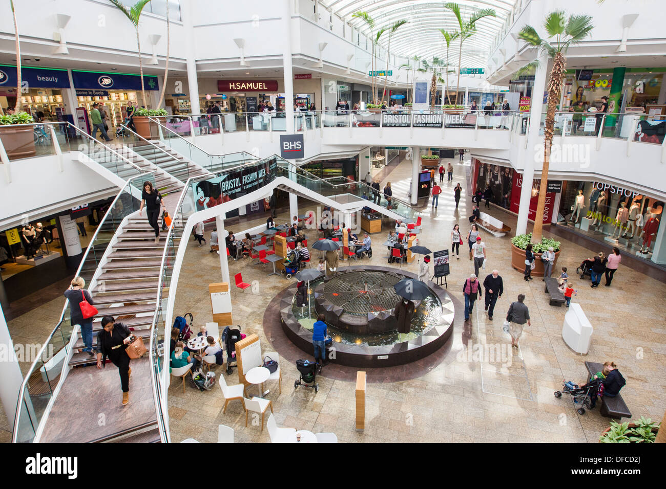 Bristol shopping mall in Regno Unito Inghilterra , Cribbs Causeway leisure retail centro commerciale chiamato The Mall. sud ovest Gloucestershire Foto Stock Bristol shopping mall in Regno Unito Inghilterra , Cribbs Causeway leisure retail centro commerciale chiamato The Mall. sud ovest Gloucestershire Foto Stock