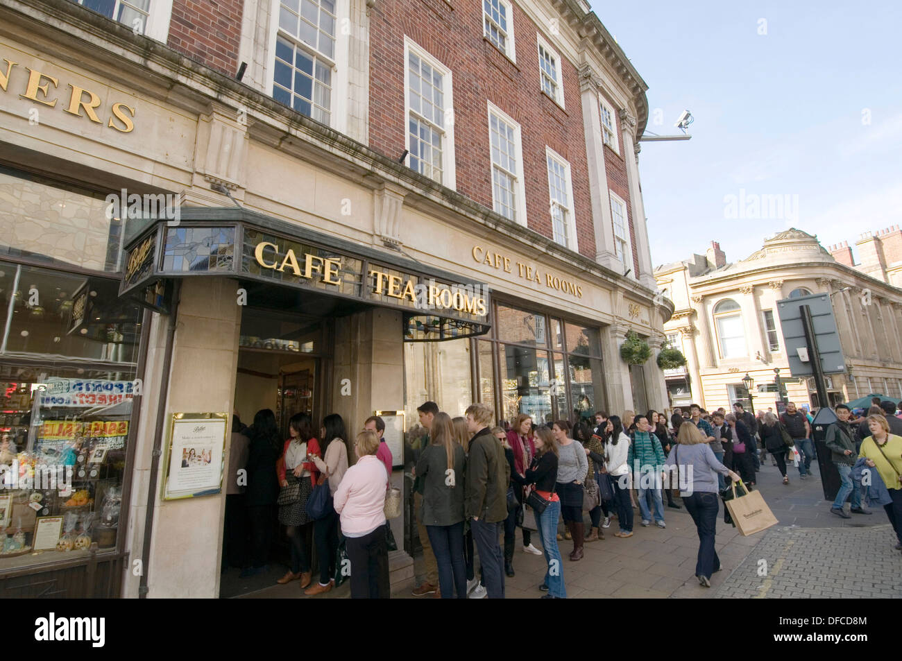 Betty's tea room york bettys uk Que accodamento di persone fuori in attesa ordinata ques inglesi fino nel pomeriggio Foto Stock