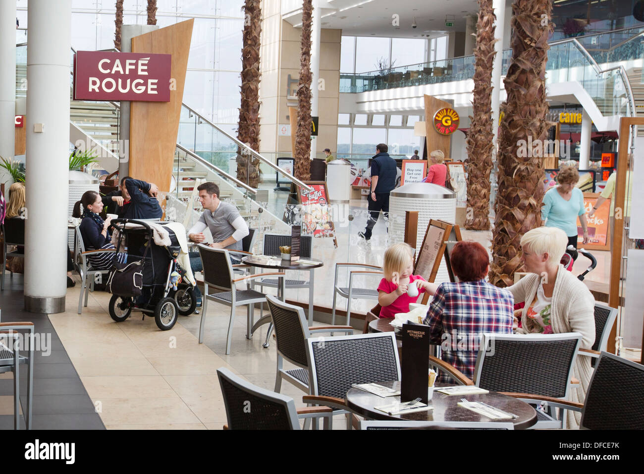Bristol shopping mall in Regno Unito Inghilterra , Cribbs Causeway leisure retail centro commerciale chiamato The Mall. sud ovest Gloucestershire Foto Stock Bristol shopping mall in Regno Unito Inghilterra , Cribbs Causeway leisure retail centro commerciale chiamato The Mall. sud ovest Gloucestershire Foto Stock
