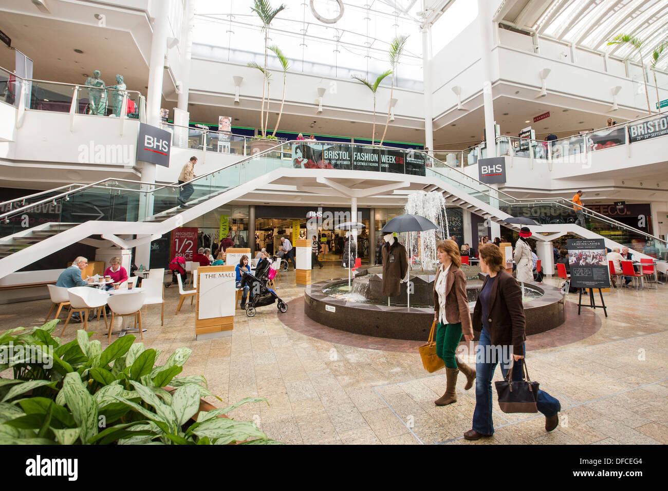 Bristol shopping mall in Regno Unito Inghilterra , Cribbs Causeway leisure retail centro commerciale chiamato The Mall. sud ovest Gloucestershire Foto Stock Bristol shopping mall in Regno Unito Inghilterra , Cribbs Causeway leisure retail centro commerciale chiamato The Mall. sud ovest Gloucestershire Foto Stock