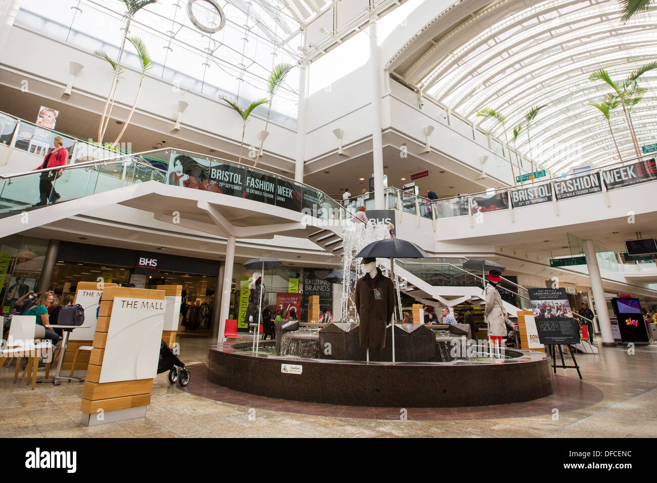 Bristol shopping mall in Regno Unito Inghilterra , Cribbs Causeway leisure retail centro commerciale chiamato The Mall. sud ovest Gloucestershire Foto Stock Bristol shopping mall in Regno Unito Inghilterra , Cribbs Causeway leisure retail centro commerciale chiamato The Mall. sud ovest Gloucestershire Foto Stock