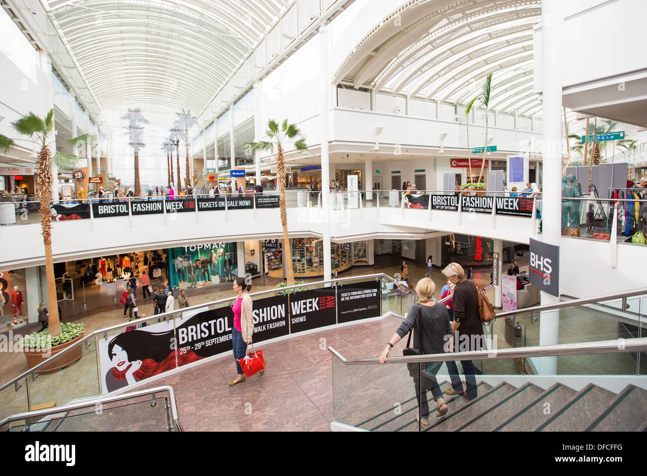Bristol shopping mall in Regno Unito Inghilterra , Cribbs Causeway leisure retail centro commerciale chiamato The Mall. sud ovest Gloucestershire Foto Stock Bristol shopping mall in Regno Unito Inghilterra , Cribbs Causeway leisure retail centro commerciale chiamato The Mall. sud ovest Gloucestershire Foto Stock