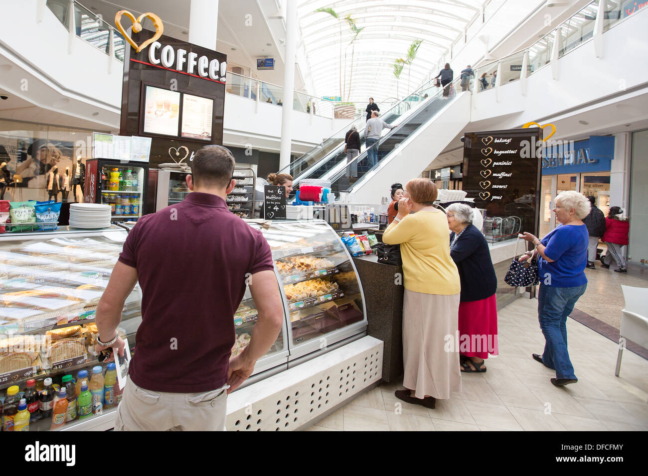 Bristol shopping mall in Regno Unito Inghilterra , Cribbs Causeway leisure retail centro commerciale chiamato The Mall. sud ovest Gloucestershire Foto Stock Bristol shopping mall in Regno Unito Inghilterra , Cribbs Causeway leisure retail centro commerciale chiamato The Mall. sud ovest Gloucestershire Foto Stock