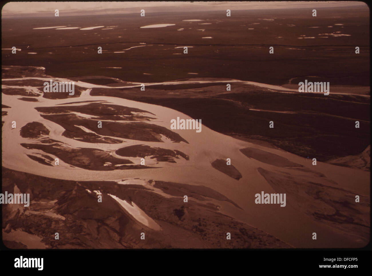 Una fotografia che mostra i canali intrecciati del fiume Sagavanirktok, situato vicino all'angolo sud-occidentale delle Franklin Bluffs in Alaska, con una vista verso ovest del paesaggio. Foto Stock