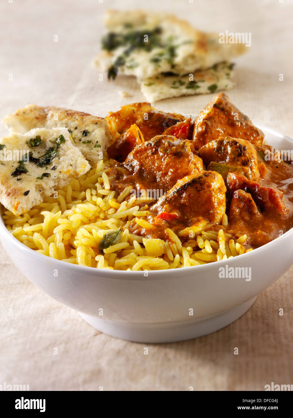 Pollo Jalfrezi, riso pilaf & popodoms. Tradizionale Indiano curry. Foto Stock