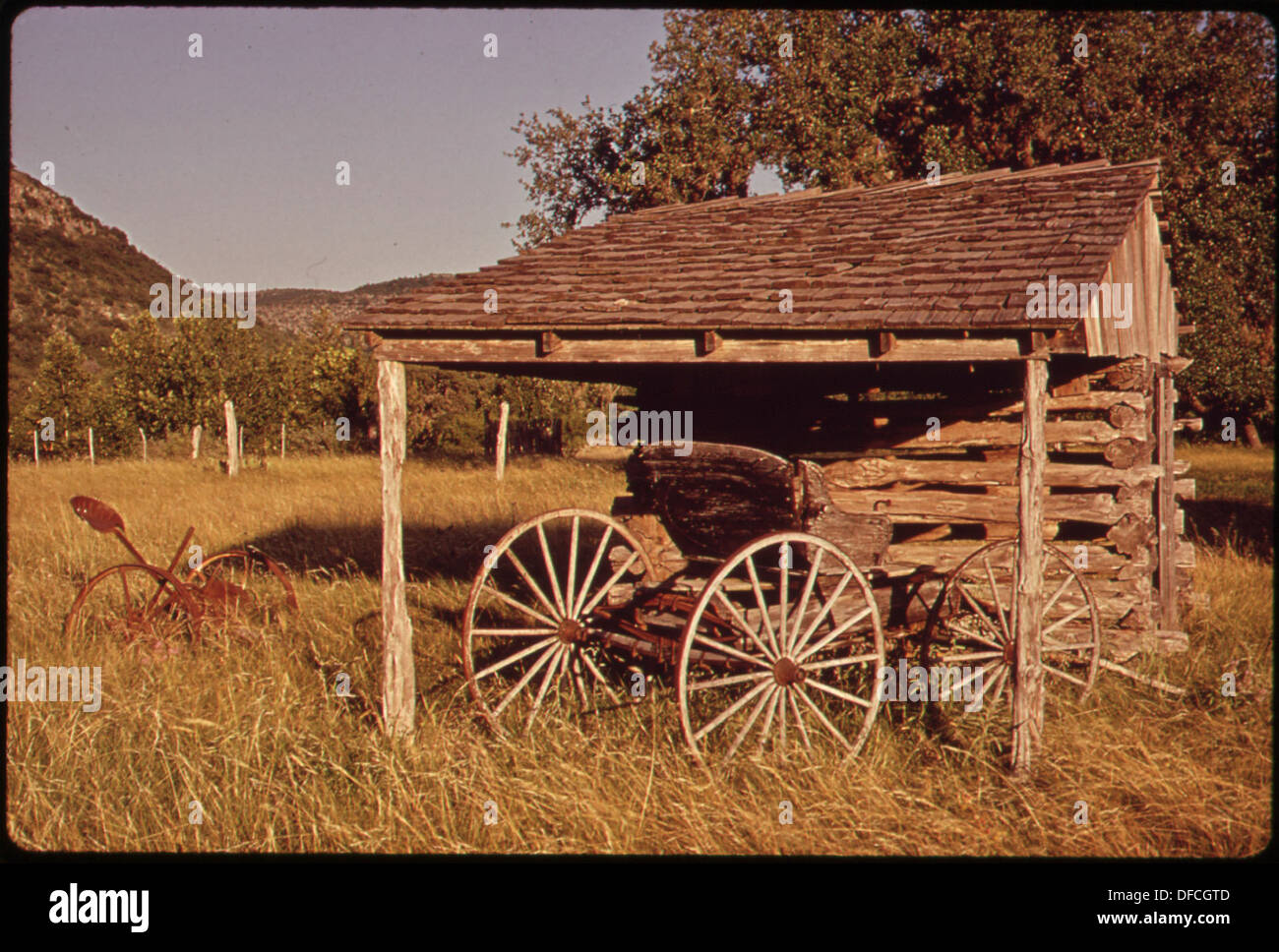 La Roost Schoolhouse di Buzzard, fondata nel 1879, fu la prima scuola di Leakey. Questo edificio storico segna una parte importante del primo sviluppo educativo della città. Foto Stock
