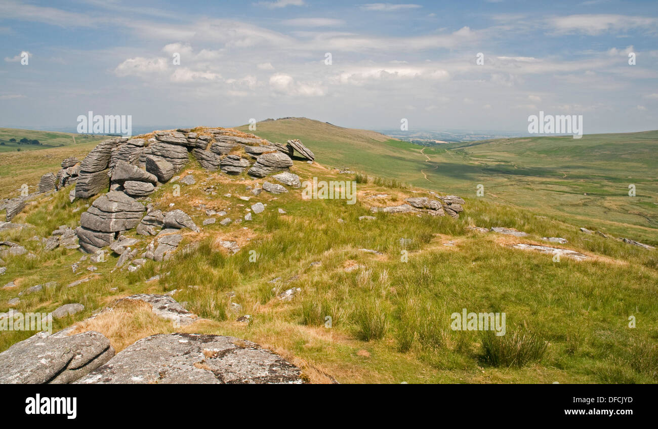 Impressionante affioramenti granitici a Oke Tor su Dartmoor, guardando a nord verso Belstone in comune la distanza Foto Stock
