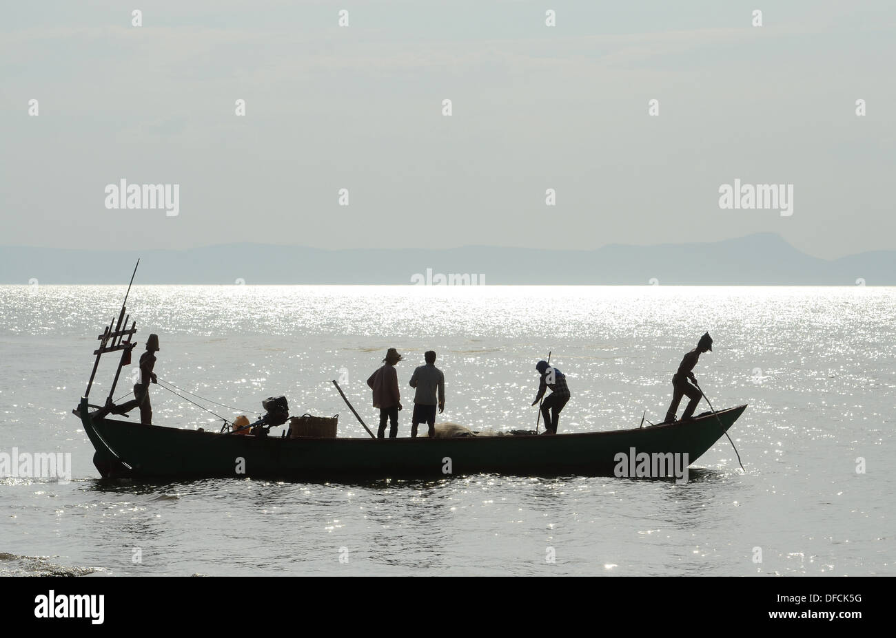 I pescatori locali sulla barca visto dalla spiaggia di Kep, Cambogia. Foto Stock