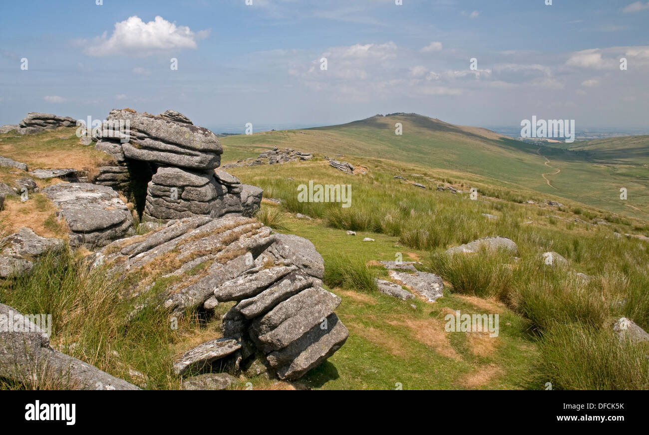 Impressionante affioramenti granitici a Oke Tor su Dartmoor, guardando a nord verso Belstone in comune la distanza Foto Stock