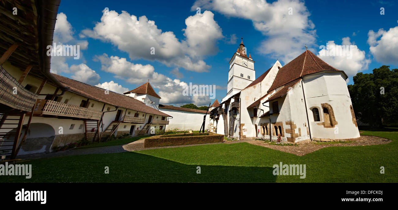 La medievale chiesa fortificata di Harman. Una chiesa Romaneque , Brasov, Transilvania. UNESCO - Sito Patrimonio dell'umanità. Foto Stock