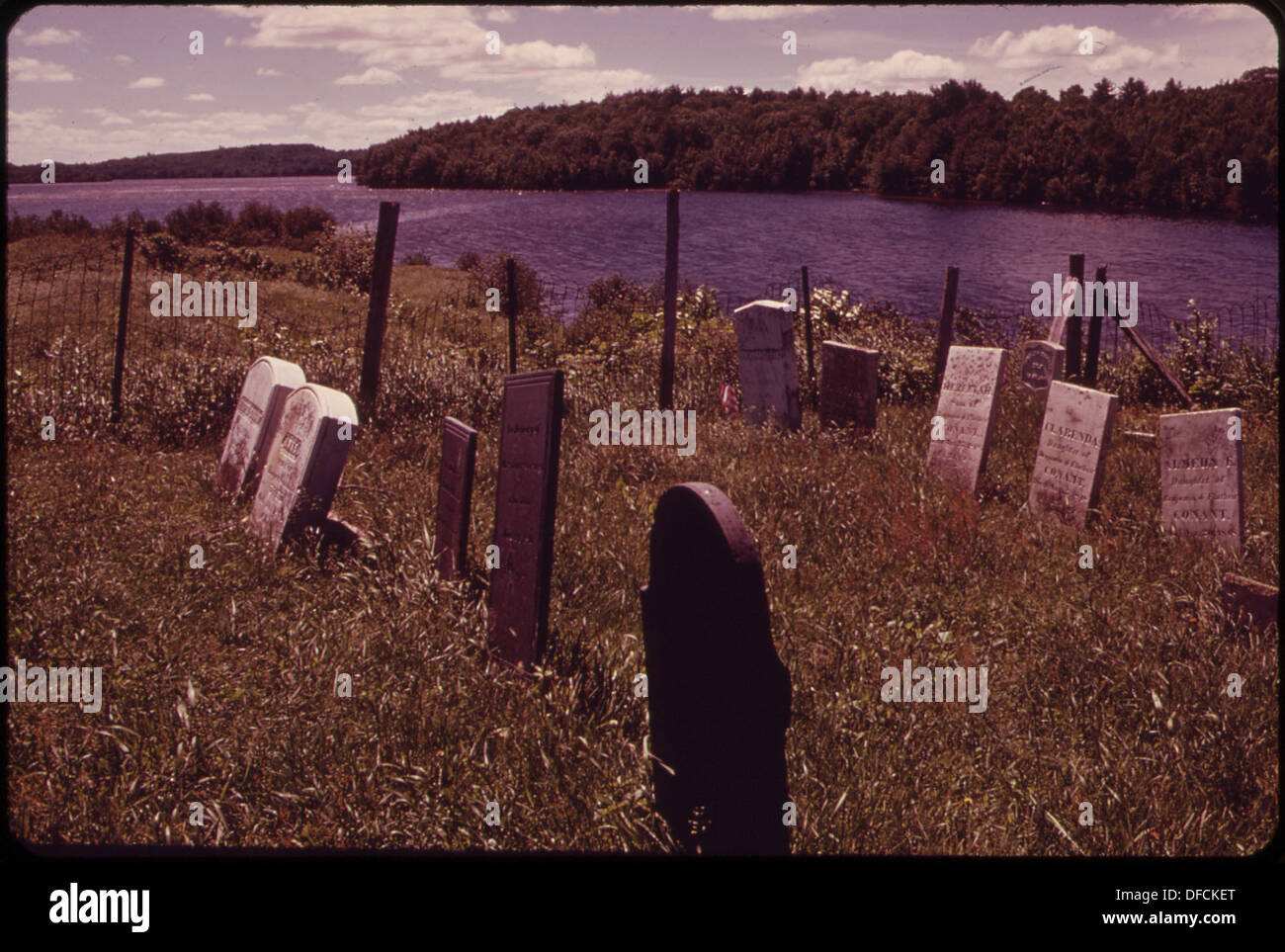 Il cimitero di Turner, situato vicino a una base di idrovolanti sul fiume Androscoggin, riflette la storia della zona e il collegamento con i luoghi di interesse locali. Foto Stock
