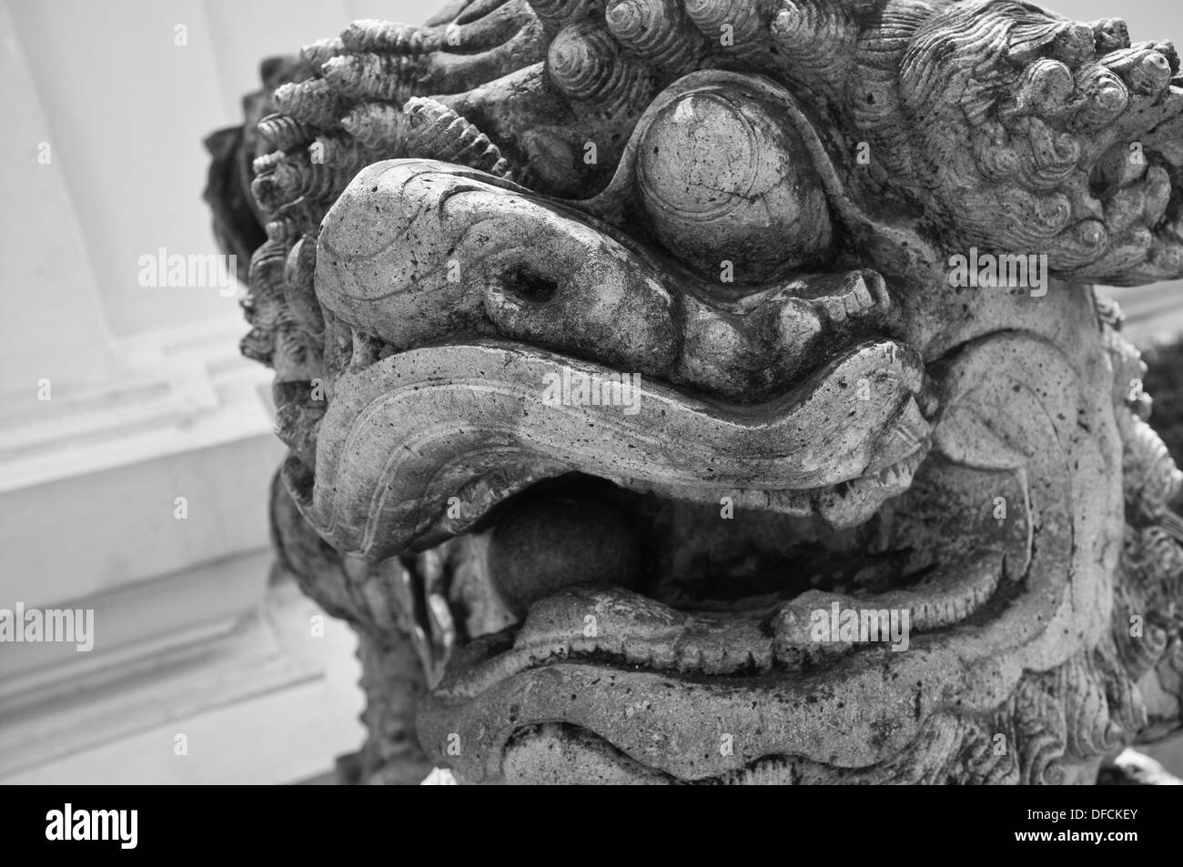 Leone cinese, aka "Foo Dog', guardian statua al Wat Pho, Bangkok (bianco e nero). Foto Stock