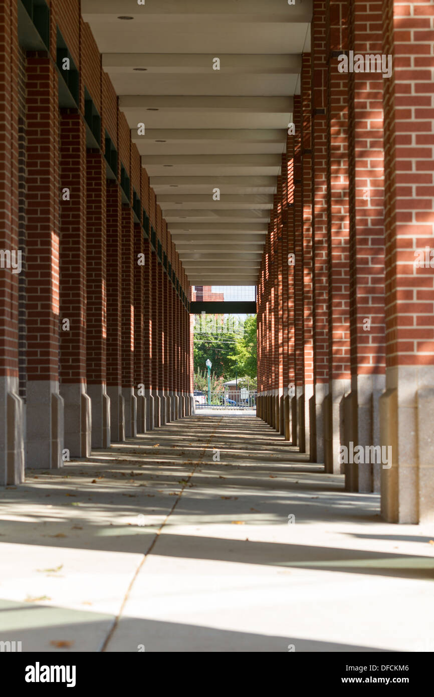 Città vuota il marciapiede, foderato con colonne di mattoni Foto Stock