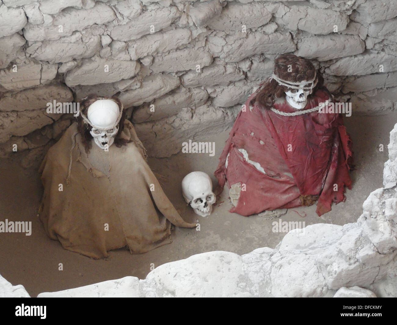 Mummificato resti umani nel cimitero di Chauchilla vicino a Nazca, Perù Foto Stock