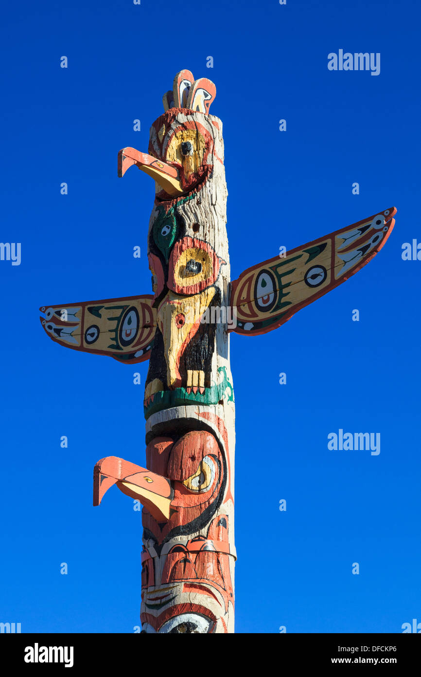Replica red Indian Totem Pole che indica American eagles, Colorado, STATI UNITI D'AMERICA Foto Stock