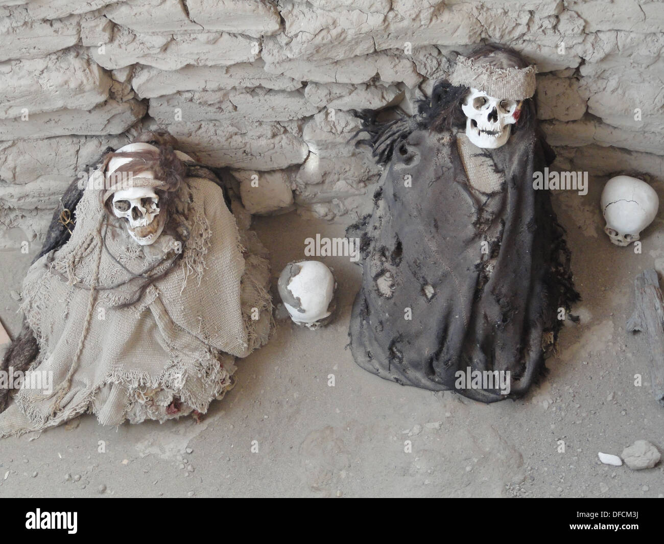 Mummificato resti umani nel cimitero di Chauchilla vicino a Nazca, Perù Foto Stock