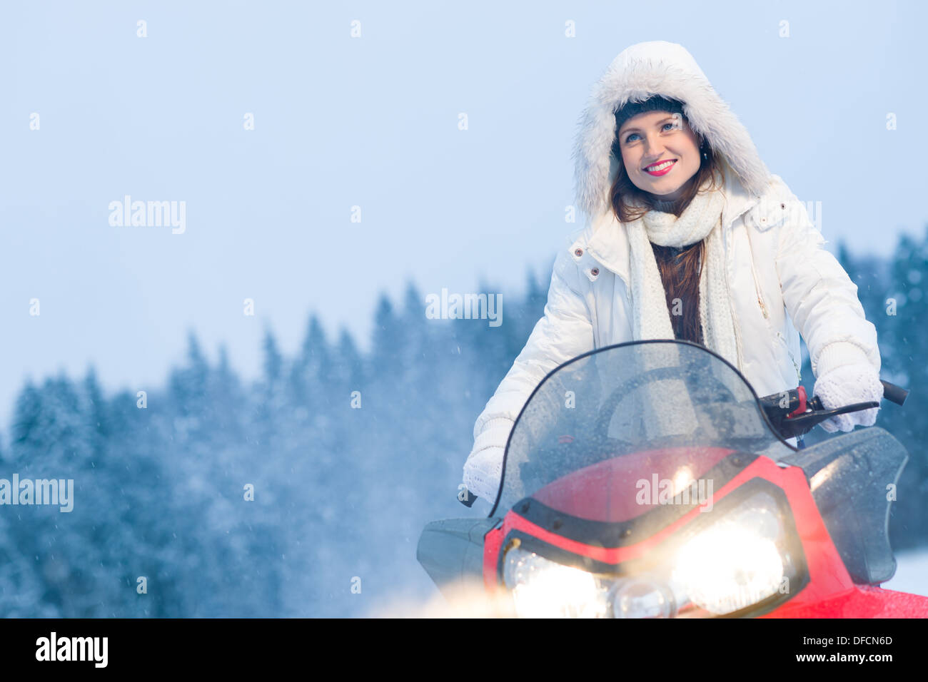 Inverno, bella donna e una motoslitta, formato con orizzonte di riferimento Foto Stock