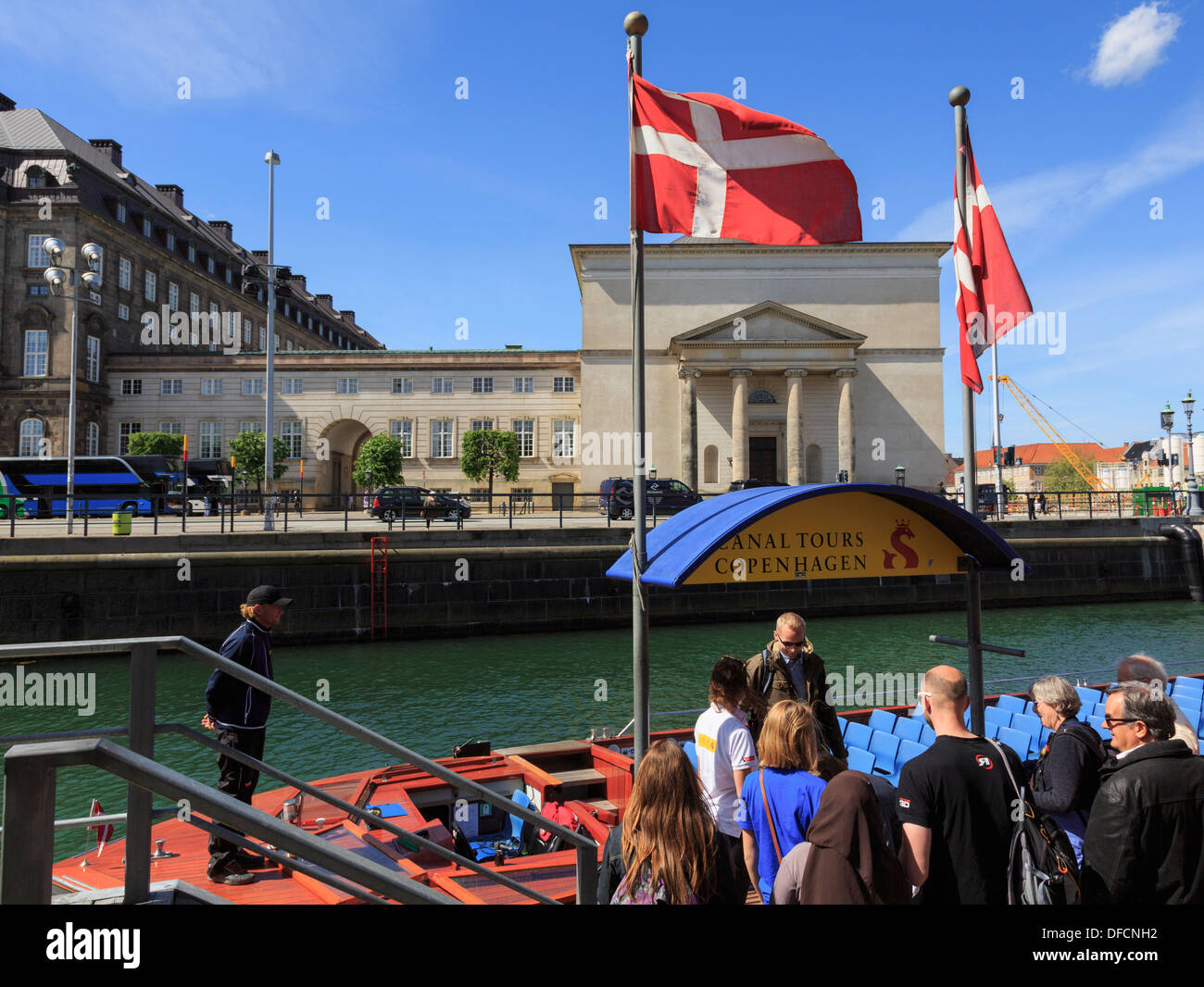 Turisti" Canal Cruise barca dal Palazzo Christiansborg su Slotsholmen o castello isola di Copenaghen Zelanda, Danimarca e Scandinavia Foto Stock