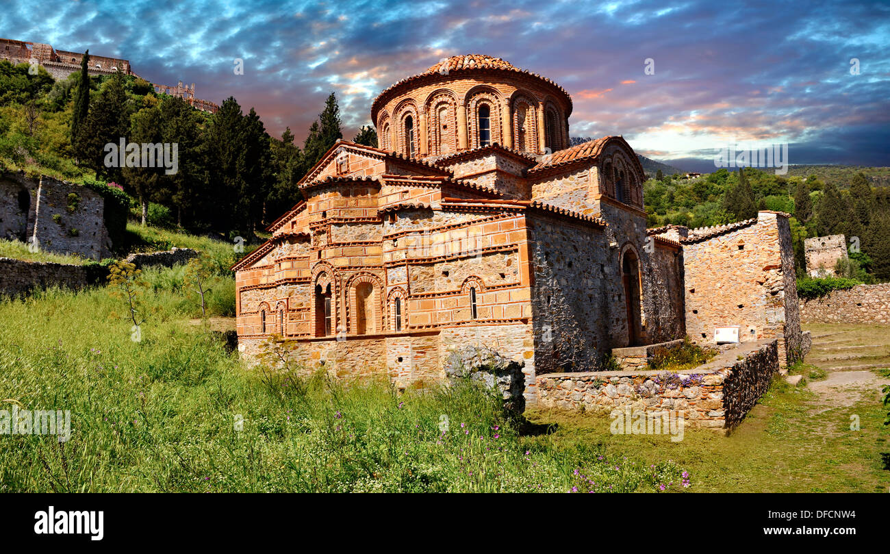 La parte esterna del bizantino Evangelistria la Chiesa. Mistra , Sparta, del Peloponneso, della Grecia. Un sito Patrimonio Mondiale dell'UNESCO Foto Stock