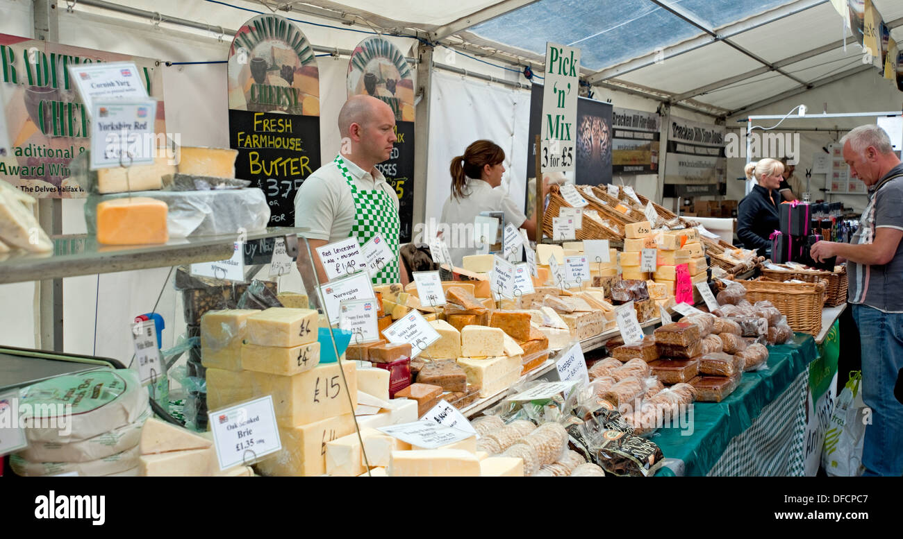 Vari formaggi prodotti caseari vendita di bancarelle di formaggio all'Annual Food and drink Festival York North Yorkshire Inghilterra Regno Unito Foto Stock