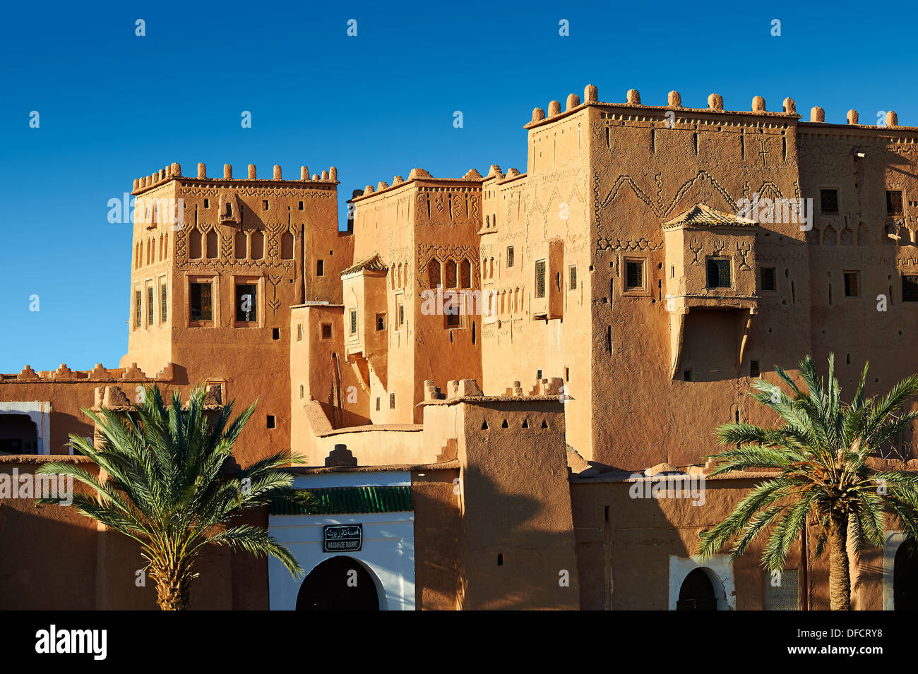 Esterno del mattone di fango kasbah Taourirt, Ouarzazate, Marocco, costruito da pascià Glaoui. Un sito Patrimonio Mondiale dell'Unesco Foto Stock