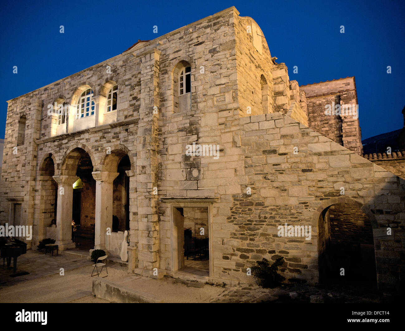 La Chiesa di 100 porte in città di Parikia,dell'isola di Paros in Grecia  Foto stock - Alamy